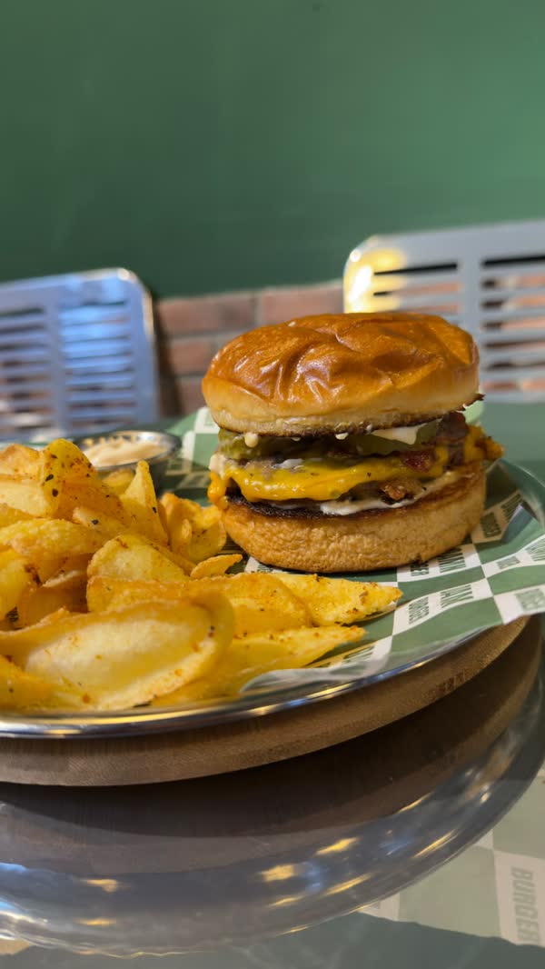 Burger, baharatlı patates ve sos