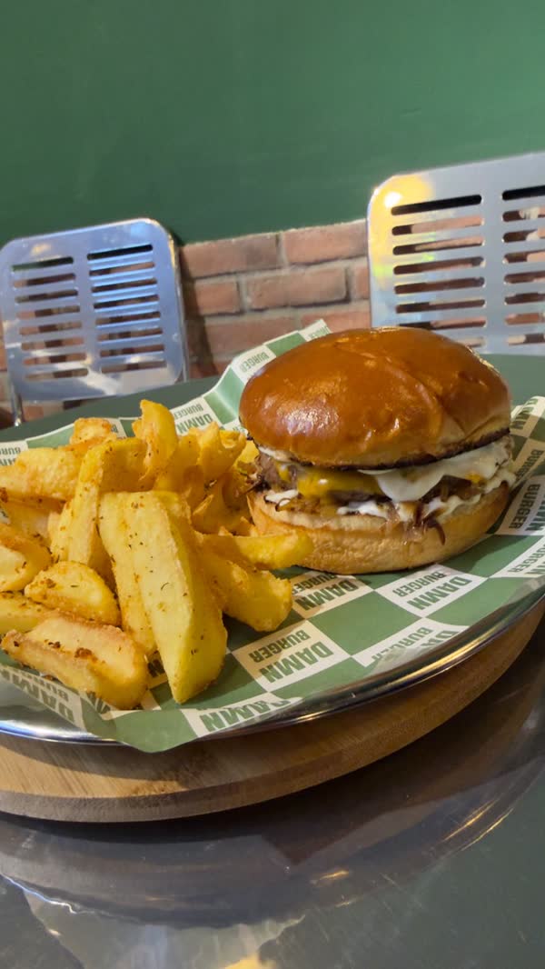 Turşulu, cheddarlı burgerin yakın çekimi